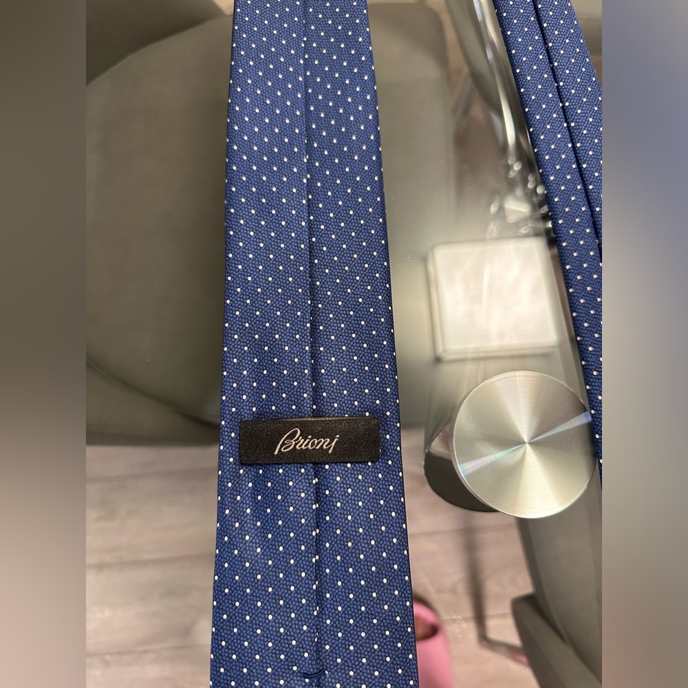 Smooth silk brioni blue polkadot tie